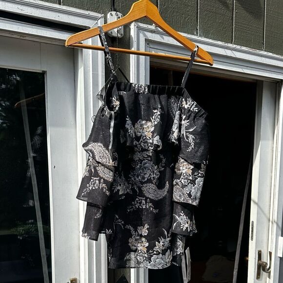 BCX Black and White Floral Top with a cool Goldish sheen - Picture 2 of 12